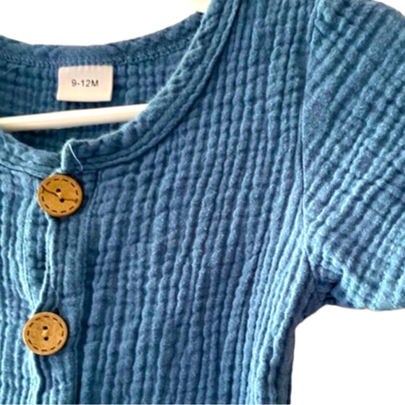 Blue Muslin Cloth‎ outfit, wooden buttons, snap legs, EUC, 9-12 month - Picture 5 of 6